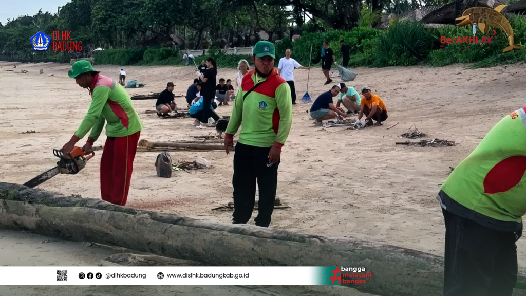 Respons Cepat Ombak Sampah, DLHK Badung Bersama Hotel Bersihkan Pantai Muaya