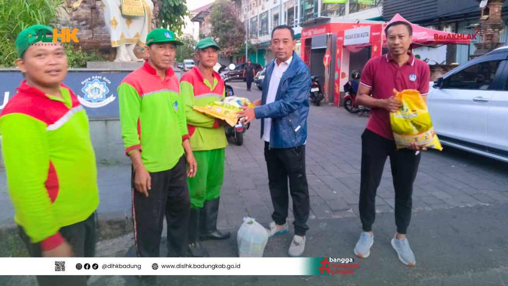 Yayasan Lets Help Bali Memberikan Support Berupa Sembako Untuk Tim DLHK Badung Yang Bertugas di Lingkungan Kelurahan Kuta