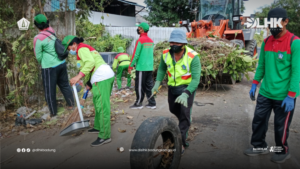 DLHK Badung Laksanakan Kerja Bakti Penanganan Sampah di Sepanjang Jalan Tunjung I Kerobokan Kelod, Kuta Utara