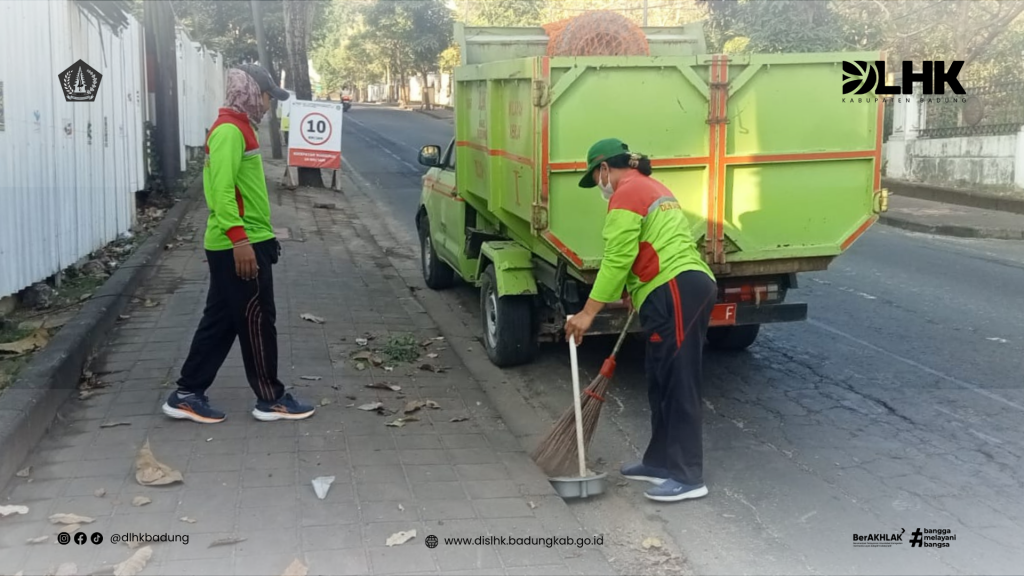 Tim Kebersihan DLHK Badung Gelar Kerja Bakti di Sepanjang Jalan Uluwatu Jimbaran–Ungasan
