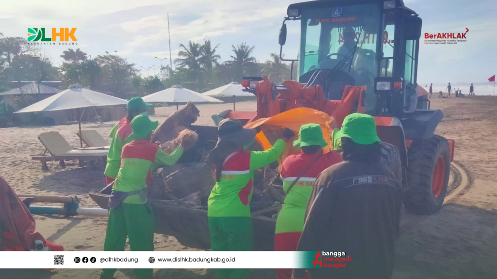 DLHK Badung Laksanakan Pembersihan Rutin Sampah Laut di Pantai Petitenget, Kuta Utara