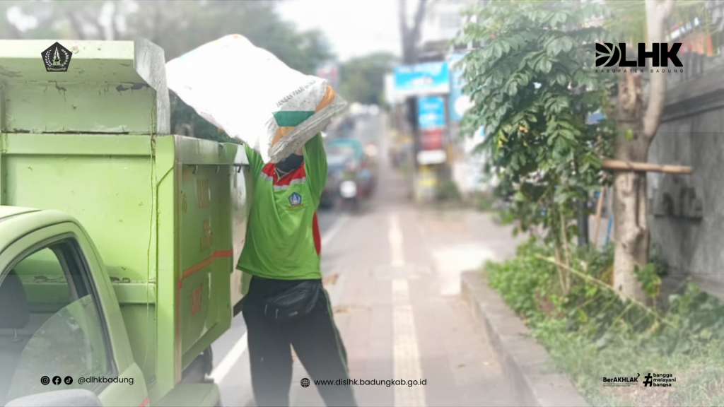DLHK Badung Laksanakan Pembersihan Sampah di Sepanjang Jalur Jimbaran Menuju GWK Hingga Perempatan Balangan, Kuta Selatan