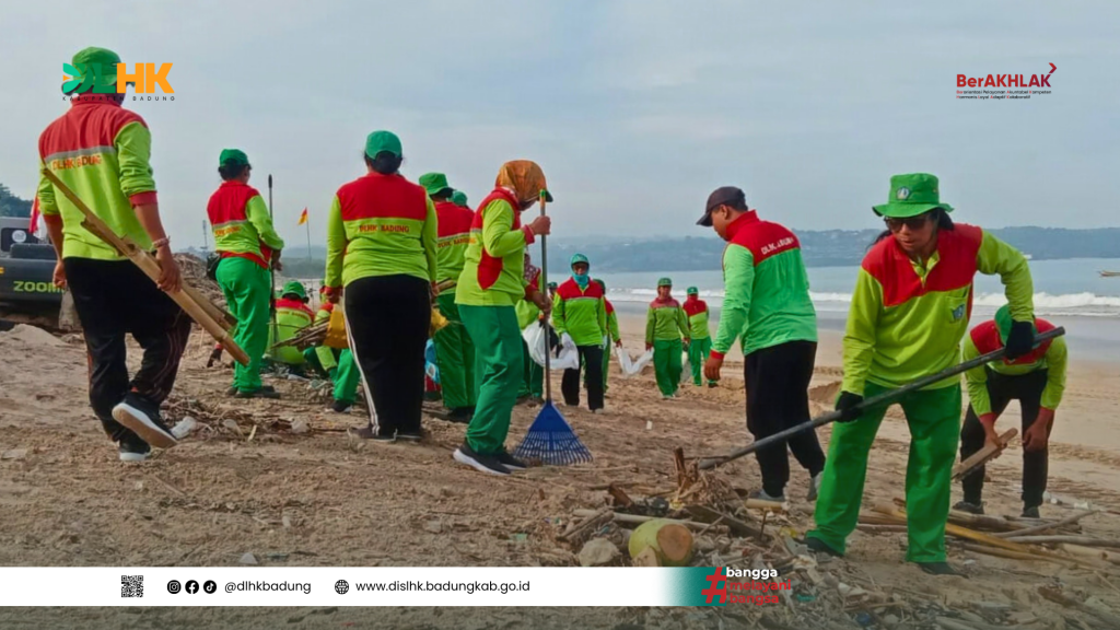 DLHK Badung Gerak Cepat Bersihkan Sampah di Depan Balawista Pantai Kedonganan