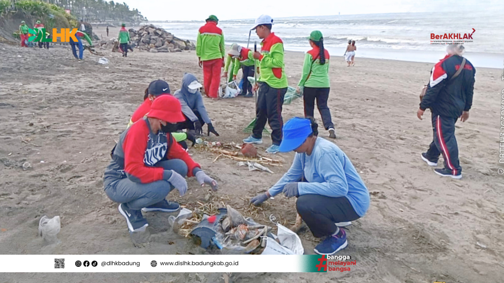 DLHK Badung Bersihkan Sampah Kiriman Didominasi Sampah Campuran di Pantai Petitenget
