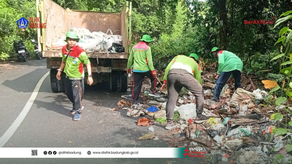 Respons Laporan SIDUMAS, DLHK Badung Bersihkan Sampah Liar di Kawasan Pura Wi Mukti