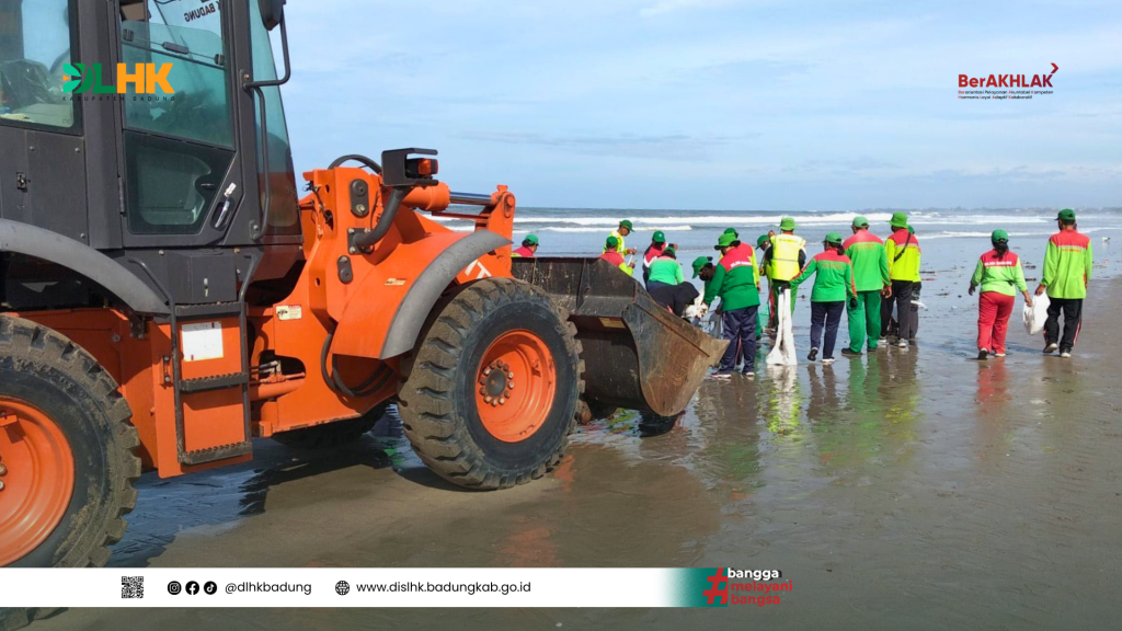 DLHK Badung Tanggap Tangani Sampah Kiriman di Pantai Kudeta, Kuta Utara