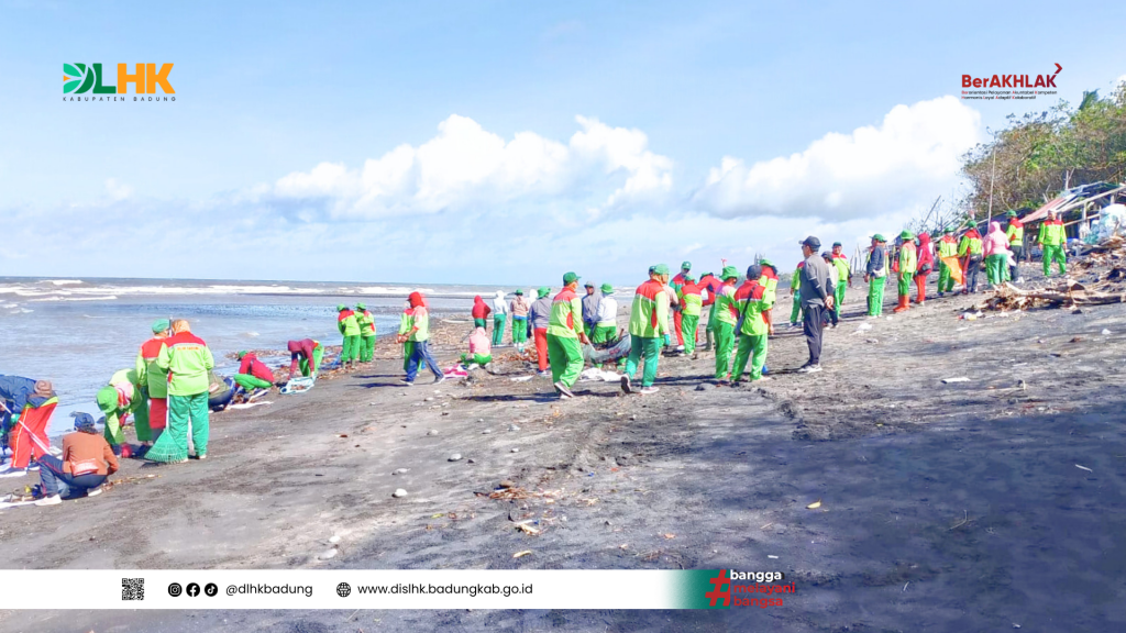 Tim Kebersihan DLHK Badung Bersihkan Sampah Kiriman di Pantai Cemagi dan Dikumpulkan Pada STO Depan Pura Baru Ngaus