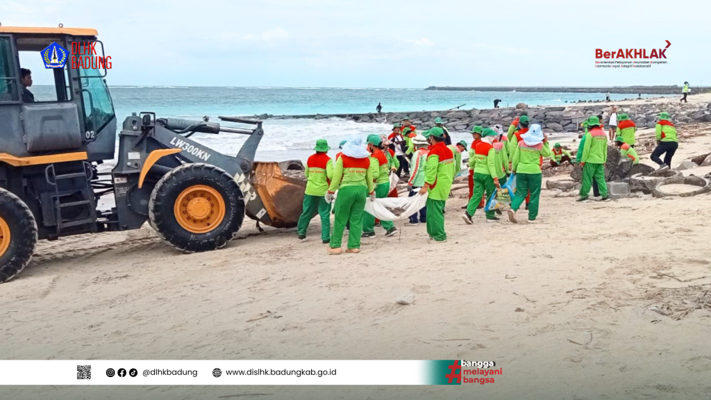 Tindak Lanjut Kontak Bupati, DLHK Badung Bersihkan Sampah Laut di Pantai Kelan