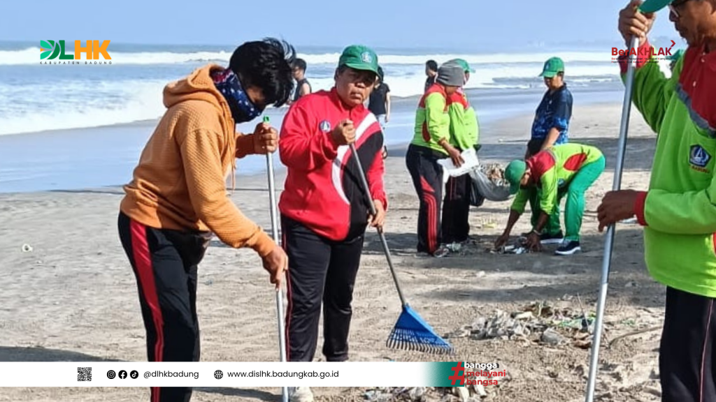 DLHK Badung Lakukan Pembersihan Sampah Pantai di Sejumlah Kawasan Jelang Upacara Melasti