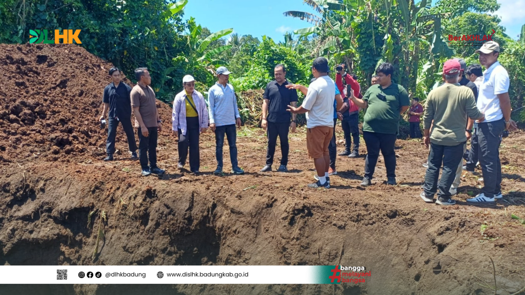 Plt. Kadis LHK Dampingi Wakil Bupati Badung Peninjauan Langsung Sentra Kompos di Desa Penarungan