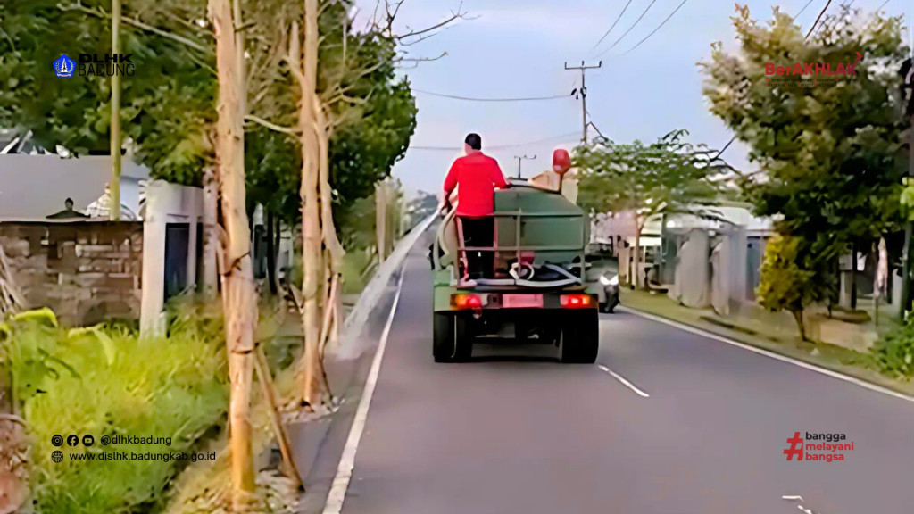 Tim Penyiraman Dinas Lingkungan Hidup dan Kebersihan Kabupaten Badung Melakukan Kegiatan Penyiraman Pohon Bungur di Sepanjang Jalan Raya Penarungan