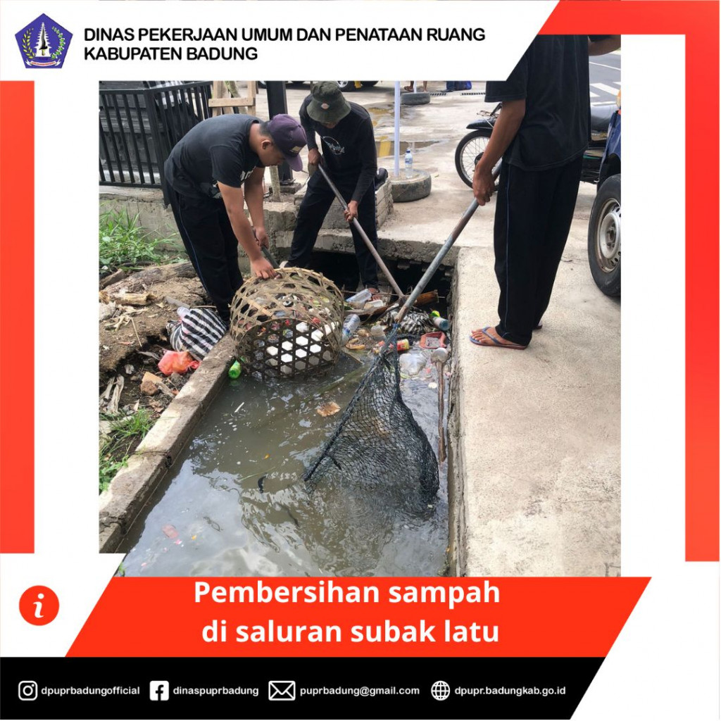 Pembersihan sampah di saluran subak latu
