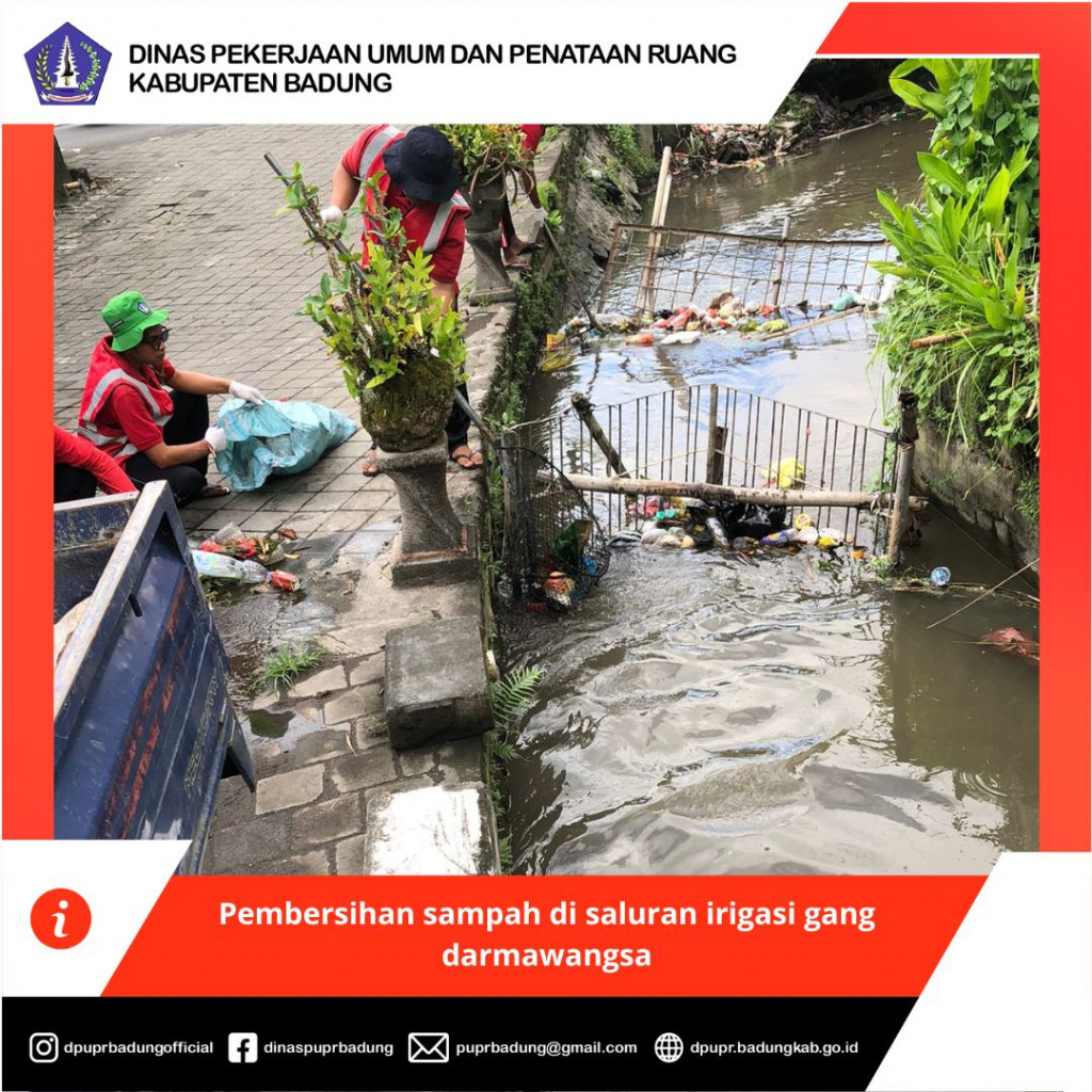 Pembersihan sampah di saluran irigasi gang darmawangsa