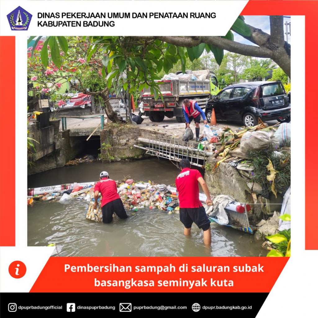Pembersihan sampah di saluran subak basangkasa seminyak kuta