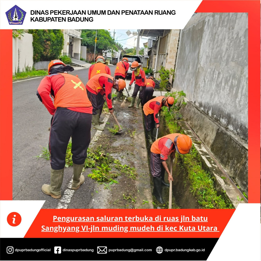 Pengurasan saluran terbuka di ruas jln batu Sanghyang VI-jln muding mudeh di kecamatan Kuta Utara