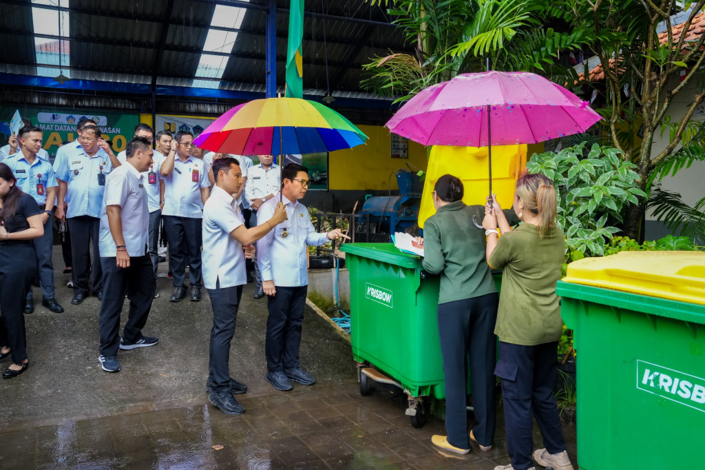 Genjot Inovasi Pengelolaan Sampah dan Siapkan Strategi Akselerasi  Pengelolaan Sampah, Bupati Adi Arnawa Tinjau 3 Lokasi TPS3R di Wilayah Kuta  Selatan | Kab Badung