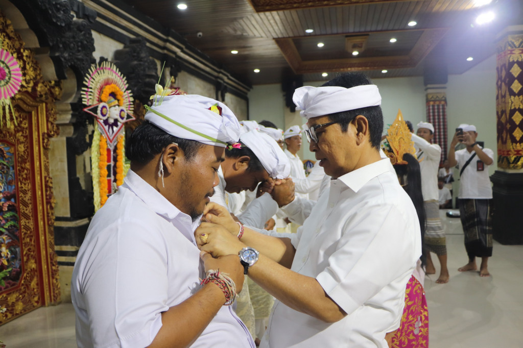 Bupati Hadiri Pengukuhan Bendesa dan Prajuru Desa Adat Tengkulung