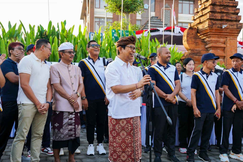 Jalan Santai HUT Ke-27 Desa Cemagi, Bupati Adi Arnawa Ajak Jaga Persatuan dan Pilah Sampah