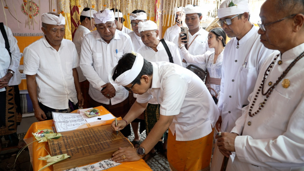 Bupati Adi Arnawa Tandatangani Prasasti di Pura Taman Sari Penyarikan Dalem