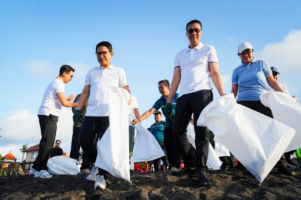 Perkuat Budaya Bersih dan Citra Pariwisata Bali  Bupati Adi Arnawa Pimpin Korve di Pantai Munggu