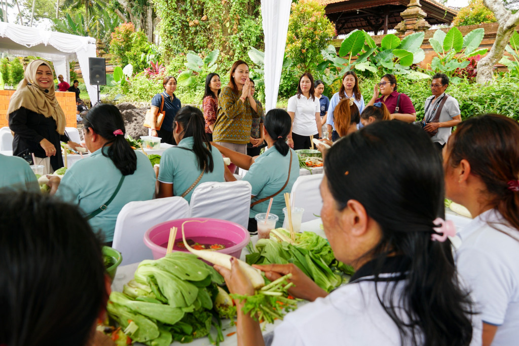 Nyonya Yunita Alit Sucipta Buka Pelatihan Garnish dan Fruit Carving di Carangsari