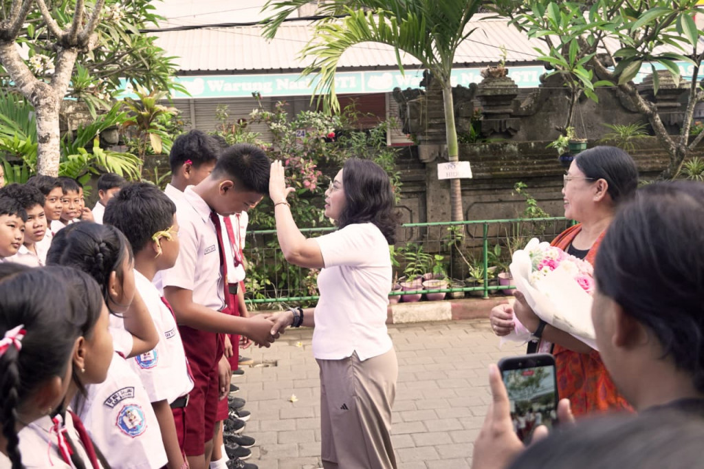Edukasi Pola Hidup CERDIK  Ketua YKI Badung Ajak Siswa SD No. 1 Dalung Perangi Kanker Sejak Dini