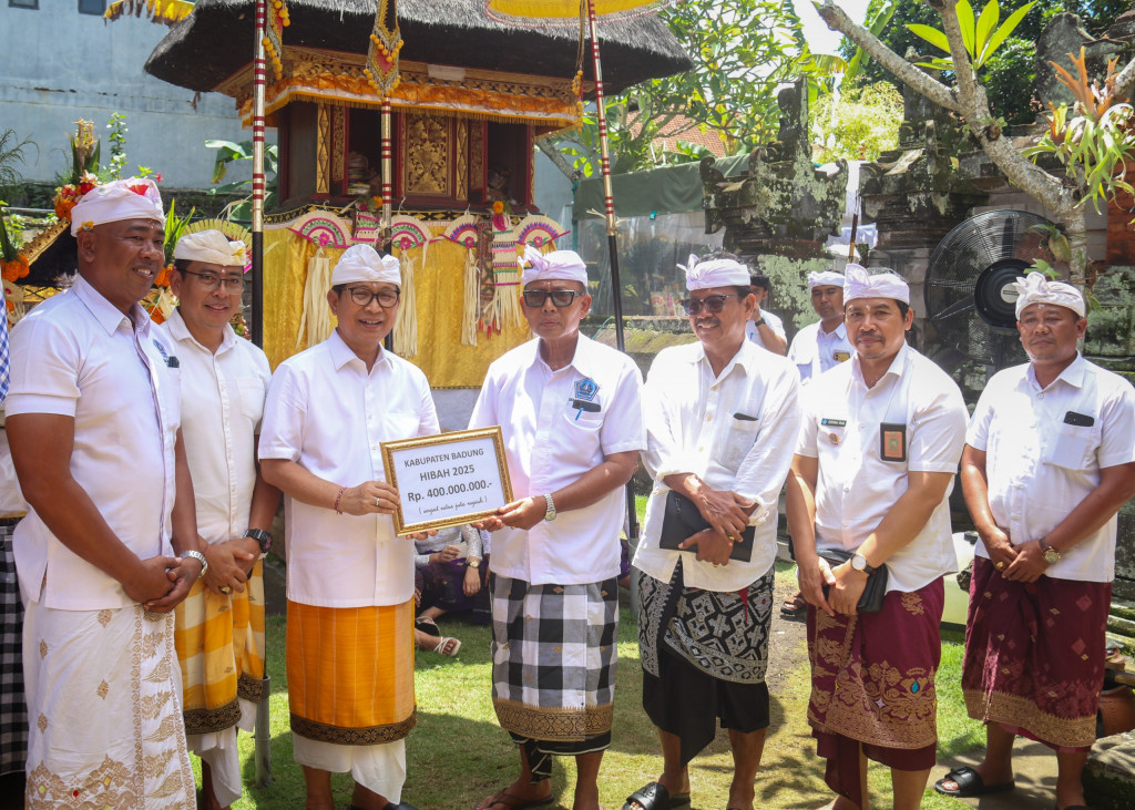 Bupati Adi Arnawa Nyumpangin Sekar Pralingga Ida Bhatara di Pura Kayu Putih Banjar Pasekan, Tangeb