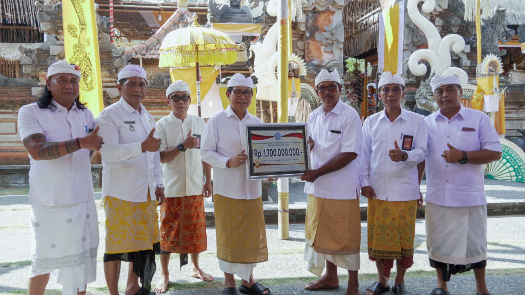 Karya Ngenteg Linggih di Pura Pucak Arantaja  Bupati Adi Arnawa Tegaskan Komitmen Kesejahteraan Petani