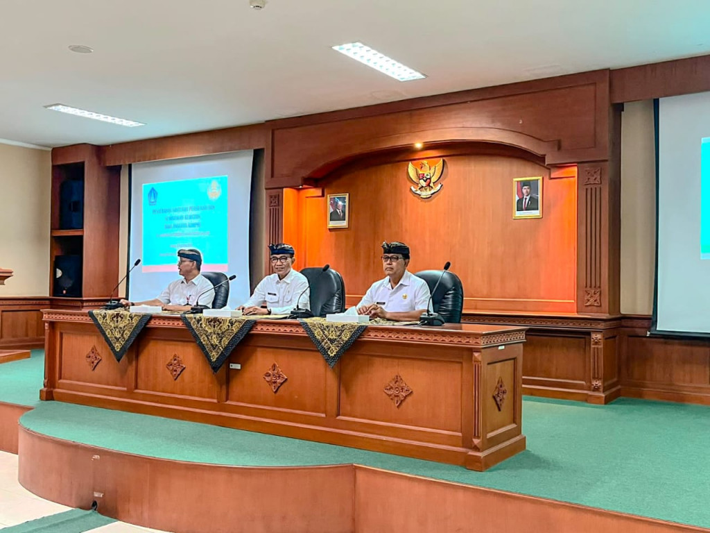 Asisten Administrasi Umum Badung Serahkan Santunan Kepada Pensiunan dan Ahli Waris ASN