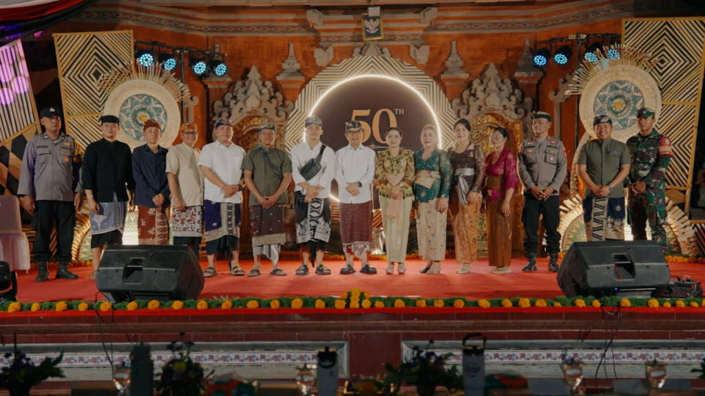 HUT Ke-50 ST. Adnya Putra Darmasaba  Bupati Adi Arnawa Serahkan Dana Kreativitas Rp 20 Juta