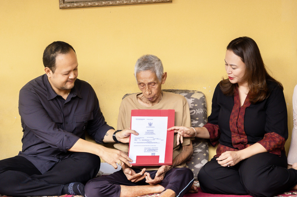 Apresiasi Lansia, Wabup Badung Serahkan Penghargaan UHH 75 Tahun.