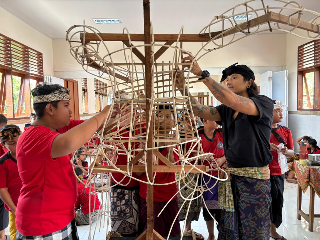 Belajar Kreativitas Berbasis Budaya : SD No. 2 Sibangkaja Hadirkan Workshop Ogoh-Ogoh Bermakna untuk Peserta Didik