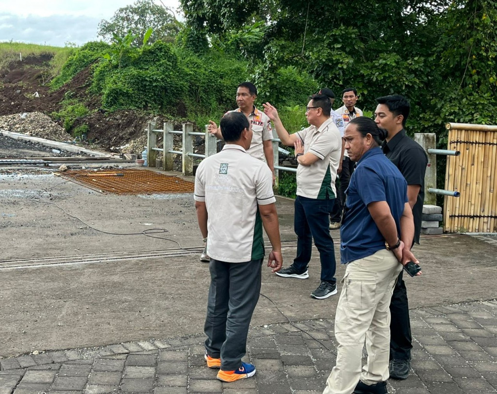 Satpol PP Badung turun langsung ke lapangan menyikapi ramainya perbincangan di media sosial terkait rencana pembangunan mal di kawasan Canggu