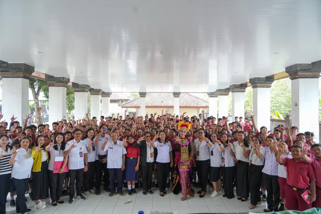Diskominfo Badung Edukasi Siswa SMPN 2 Petang Bermedia Sosial Secara Sehat dan Bijak