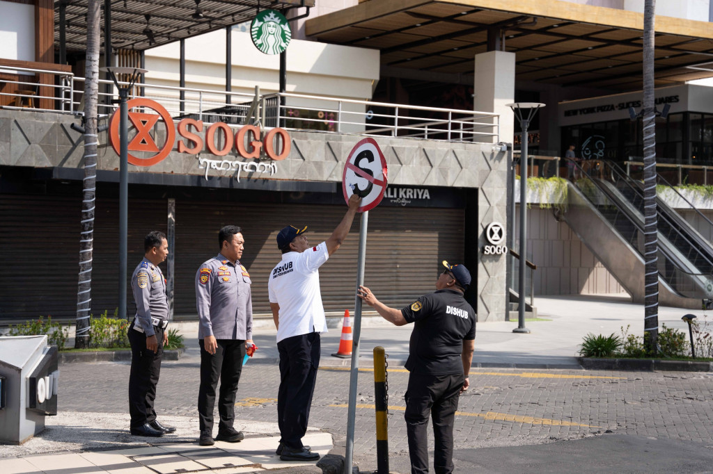 Harhubnas ke-55, Dishub Badung Bersihkan Rambu Lalu Lintas hingga Cek Kesiapan Petugas