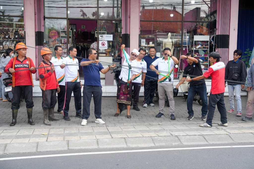 DPUPR Badung Bersihkan Kabel Utilitas di Ruas Simpang Mengwi - Simpang Abiansemal