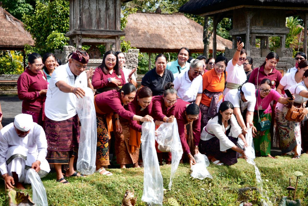 WHDI Badung Gelar Aksi Sosial dan Lingkungan di Pura Taman Ayun