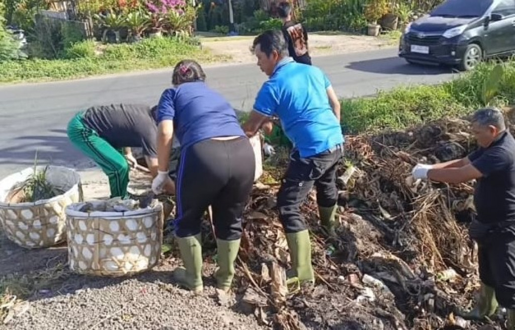 Sampah Menumpuk di Pinggiran Jalan, Perangkat Kelurahan Abianbase Turun Langsung Lakukan Pembersihan