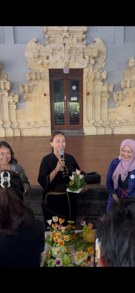 Ketua  & Pengurus GOW Kab. Badung Melaksanakan Pelatihan Fruit Carving & Garnish Di Wantilan Desa Adat Kedonganan