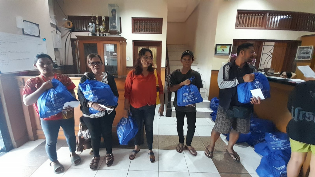 Pembagian Sembako Kepada Korban Bencana Banjir