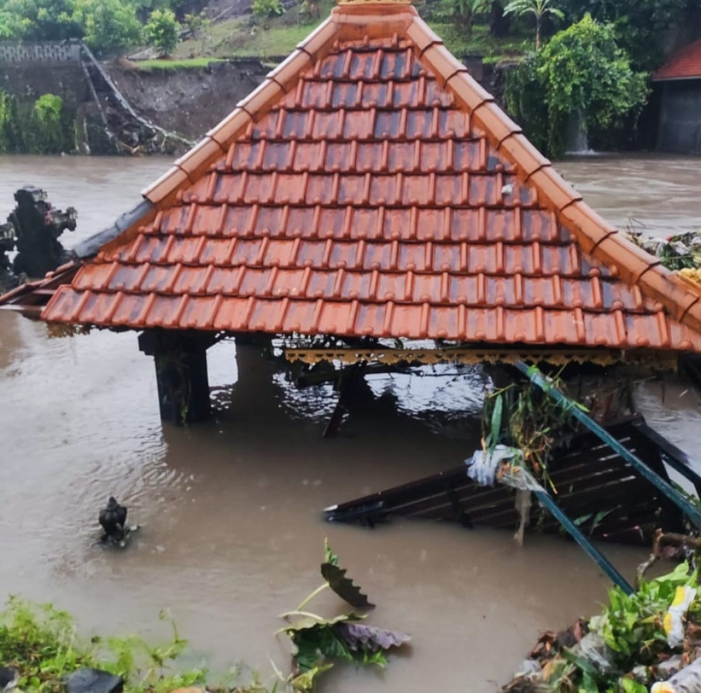 Telah terjadi Bencana banjir yang mengakibatkan banyaknya bangunan ataupun pagar yang roboh ataupun jalan yang tergerus air di Seputaran Wilayah Kelurahan Sempidi ,khususnya bangunan yang berada di dekat sungai yang diakibatkan oleh cuaca extreim, hujan l