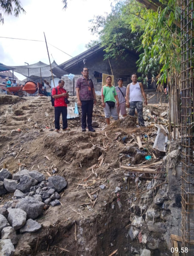 Giat peninjauan lapangan oleh Kasi Pembangunan dan menindaklanjuti laporan masyarakat terkait sisa tanah pembangunan yang menutupi sebagian badan sungai di lingkungan gede Kelurahan Sempidi, Selasa 14 oktober 2025