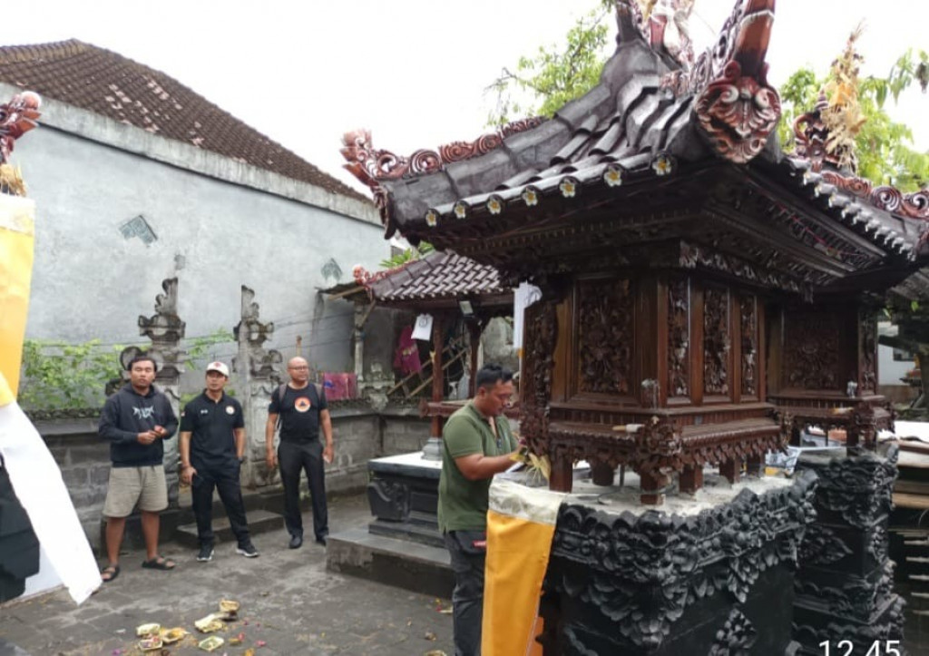 Pemantuan dan Verifikasi terkait bantuan ke rumah warga masyarakat yang terdampak bencana angin puting beliung diLingkungan tegehe,Kelurahan Sempidi. Selasa, 9 September 2025 yang didampingi Kepala Lingkungan Tegehe.