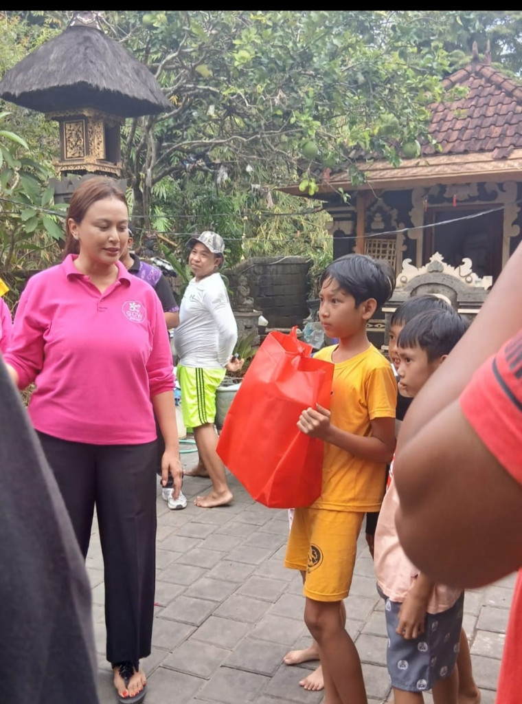 Giat penyerahan bantuan sembako terhadap warga masyarakat yang terdampak bencana banjir di se-Kelurahan Sempidi oleh Ibu Wakil Bupati Badung yang didampingi oleh ibu lurah serta tokoh masyarakat yang dipusatkan diperumahan Taman Mahayu di ling.Kangin kelu