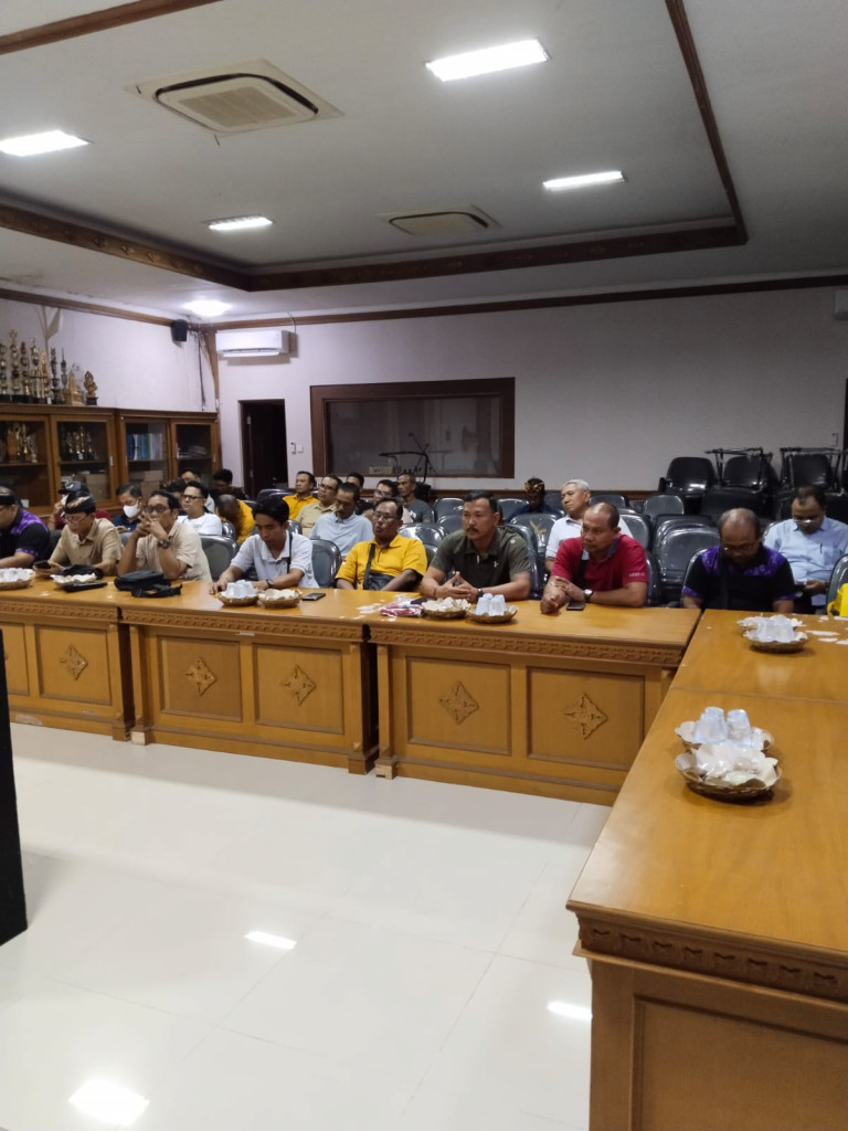 Pelaksanaan Rapat Pembentukan Pengurus dan Anggota LPM Kelurahan Sempidi periode Tahun 2025 s/d Tahun 2030 di Ruang Rapat Kantor Lurah Sempidi, Minggu 21 September 2025