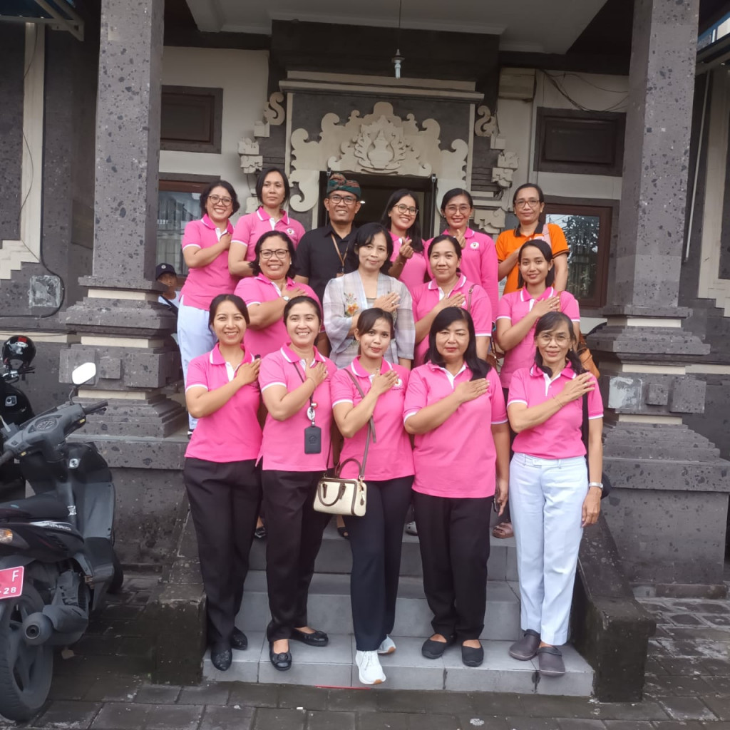 Giat Penyerahan Bantuan terhadap Masyarakat yang terdampak akibat dari Bencana Banjir dari IBI Kab.Badung di Kantor Lurah Sempidi, kamis 18 September 2025