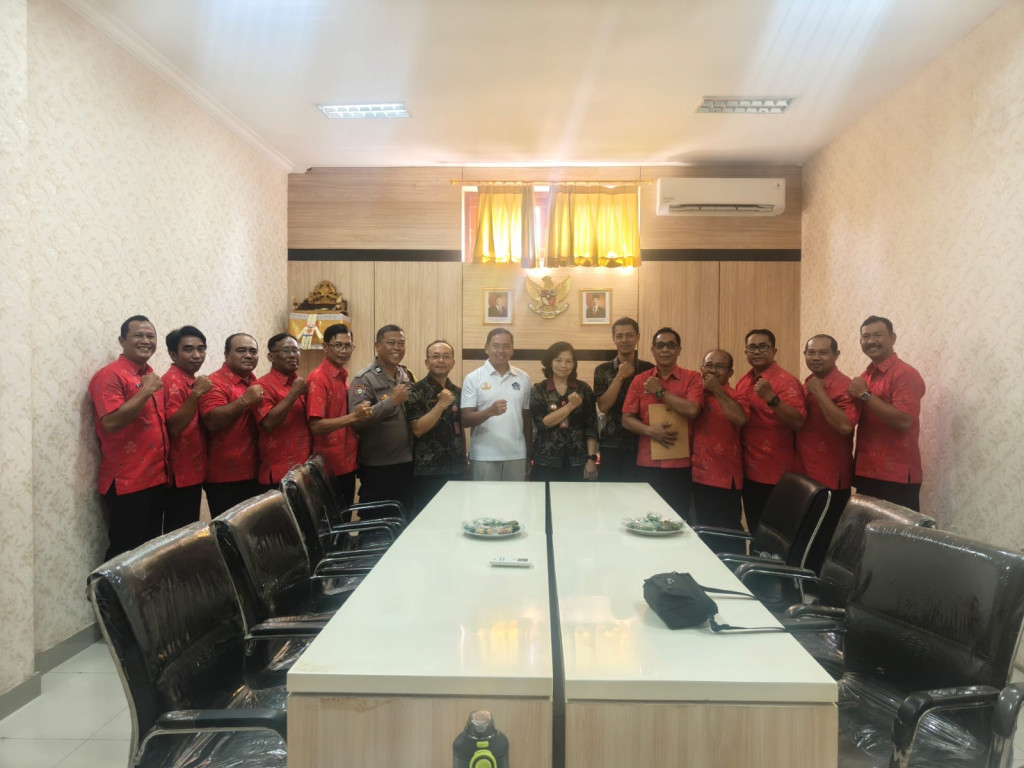 Penyerahan Sk Pemberhentian dan Pengangkatan Kaling Umagunung Kelurahan Sempidi oleh Bapak Camat Mengwi yang dihadiri oleh Kaling se-Kelurahan Sempidi.,Lurah ,Kasi Pemerintahan kelurahan Sempidi di Kantor Camat Mengwi jumat 10 oktober 2025