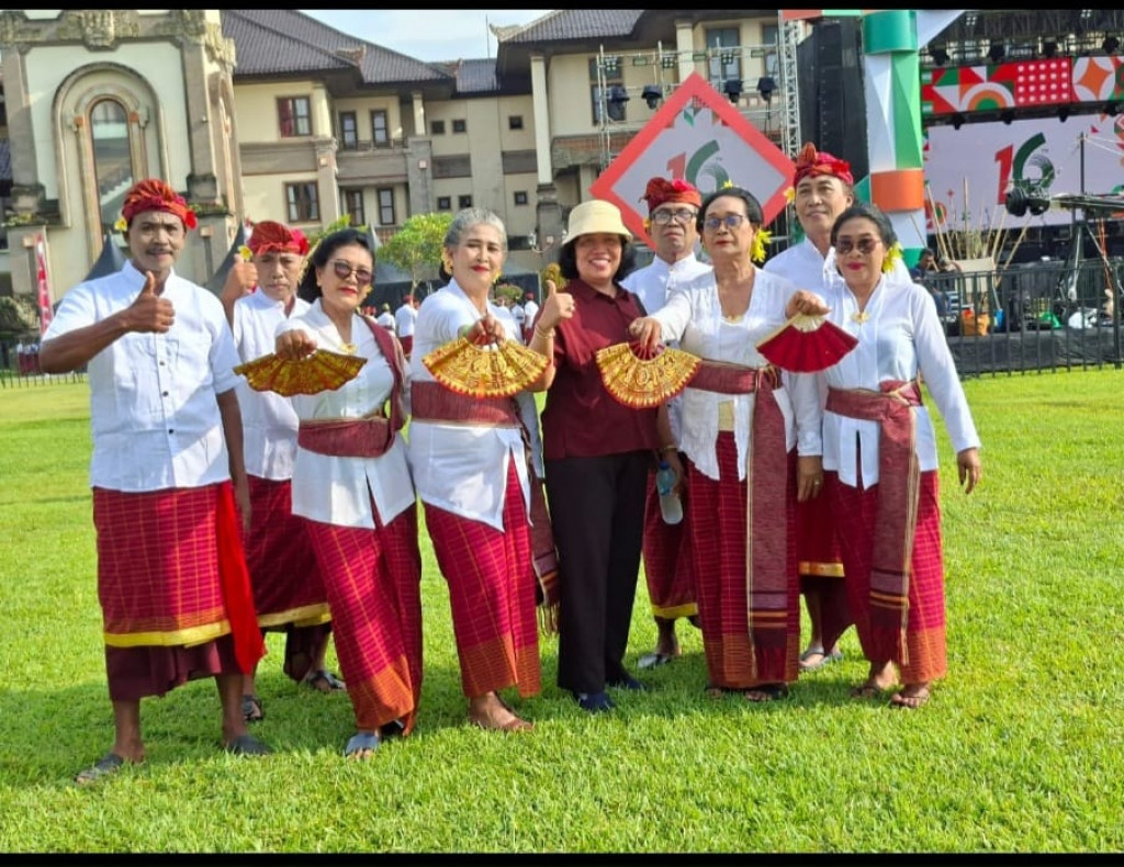 Pementasan jangger lansia Kelurahan Sempidi dalam rangka menyambut HUT Mangupura yang ke 16 di Lapangan Puspem Badung, Sabtu 22 Nopember 2025