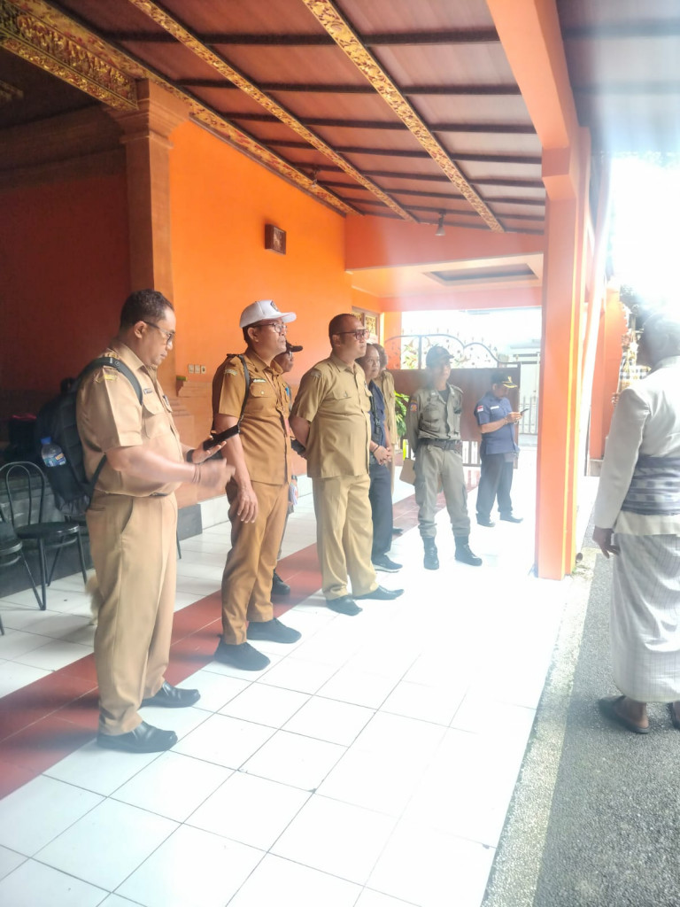 Giat atensi lapangan ,Kasi Pembangunan bersama POLPP BKOKec.Mengwi beserta Kasi Trantib dan Staf prihal Laporan warga masyarakat terkait indikasi pembangunan yang melanggar sepadan sungai di perumahan Taman Mahayu lingkungan kangin Kelurahan Sempidi, Seni