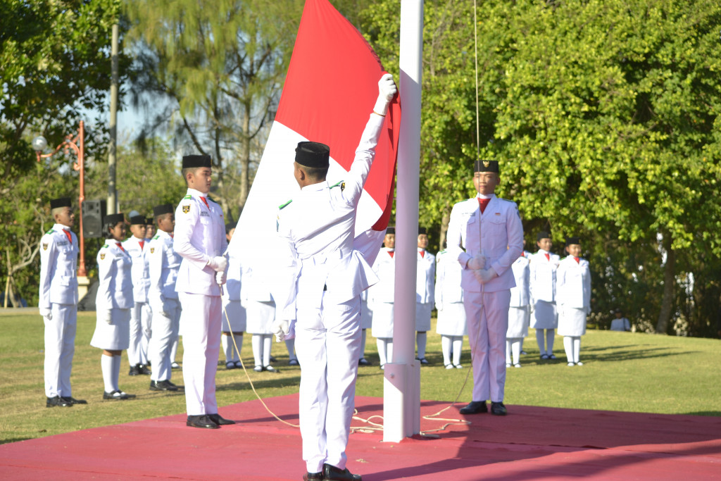 Mendukung Semangat Kemerdekaan, Kelurahan Tanjung Benoa hadir khidmat dalam Pengibaran Merah Putih
